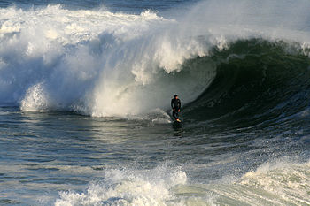 English: A big wave is breaking in Santa Cruz,...